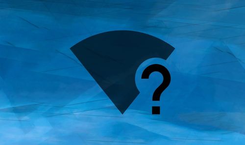 Icono de señal Wi-Fi de color oscuro con un signo de interrogación superpuesto sobre un fondo abstracto azul.