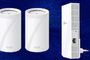 Dos nodos de un sistema Wi-Fi Mesh Deco junto a un repetidor Wi-Fi de pared sobre un fondo azul.