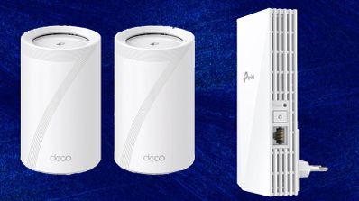 Dos nodos de un sistema Wi-Fi Mesh Deco junto a un repetidor Wi-Fi de pared sobre un fondo azul.