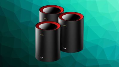 Tres nodos de un sistema Wi-Fi Mesh de color negro con detalles superiores en rojo sobre un fondo geométrico verde.