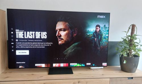 Interfaz de la aplicación Max en una Smart TV mostrando la serie The Last of Us.