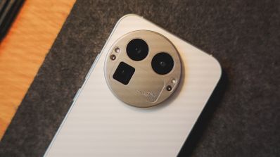 Detalle del módulo de cámaras circular en la parte trasera de un teléfono realme de color blanco.