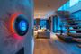Termostato inteligente con pantalla circular iluminada instalado en la pared de un salón moderno.