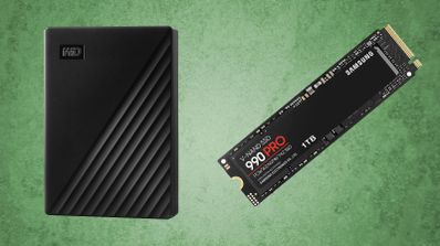 Disco duro externo Western Digital y unidad SSD Samsung 990 PRO de 1TB sobre fondo verde.