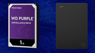 Disco duro interno Western Digital Purple de 1 TB junto a una unidad de almacenamiento externa Seagate sobre fondo azul.