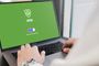 Persona utilizando un ordenador portátil con una aplicación de VPN conectada en pantalla.
