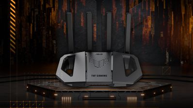 Router ASUS TUF-BE3600 con cuatro antenas externas sobre una plataforma hexagonal en un entorno de estética gaming.