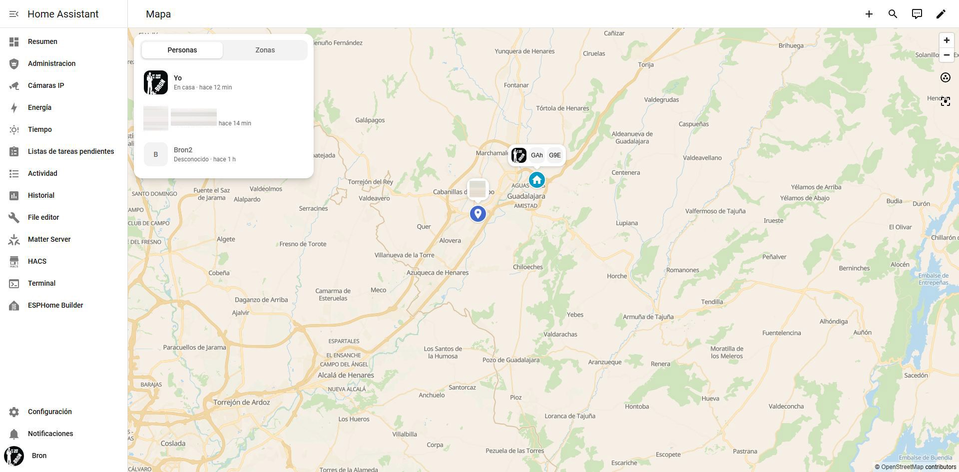 Interfaz de Home Assistant mostrando la sección de Mapa con iconos de ubicación de dispositivos y panel lateral de navegación.
