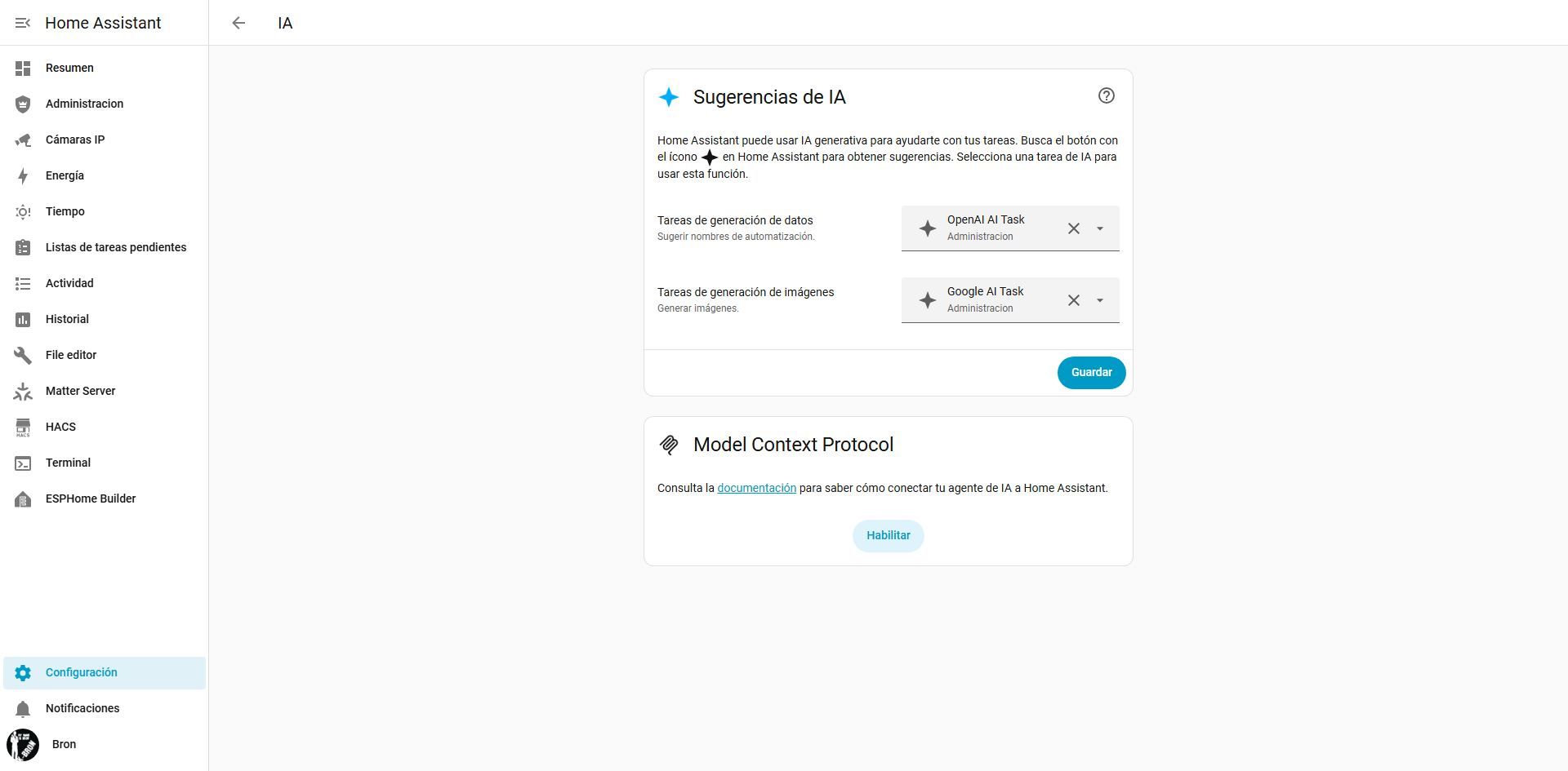 Panel de configuración de Home Assistant mostrando opciones de sugerencias de IA y Model Context Protocol.