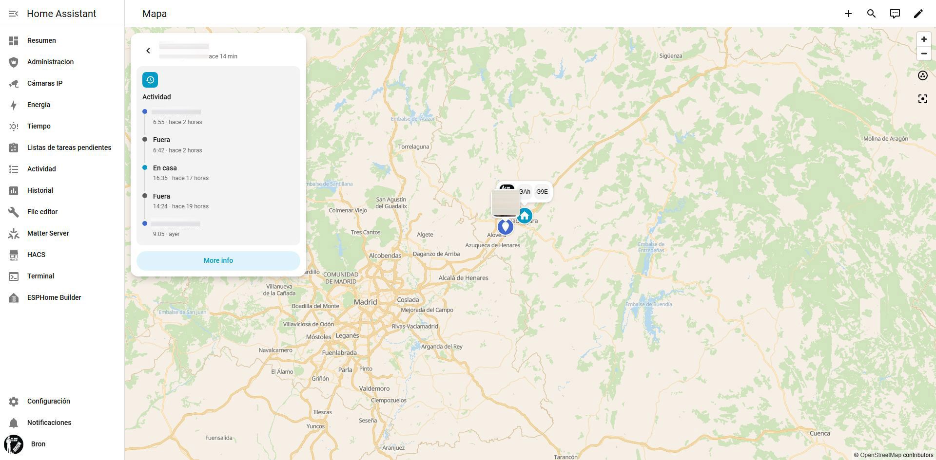 Interfaz de Home Assistant mostrando el menú de mapas con indicadores de ubicación sobre cartografía.
