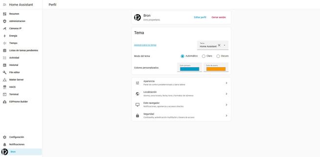 Panel de configuración de perfil en la interfaz de Home Assistant con opciones de tema y selección de colores.