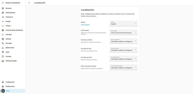 Interfaz de configuración de localización en Home Assistant con opciones de zona horaria y unidades de medida.