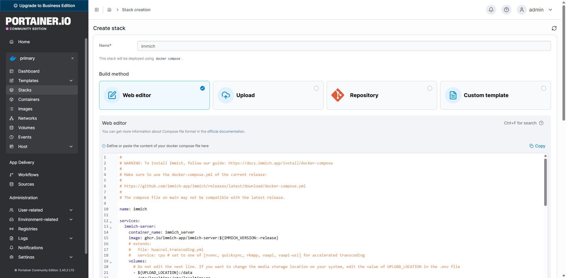 Interfaz de Portainer en la sección Create stack con el editor web abierto para configurar Immich.