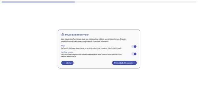 Panel de configuración de privacidad del servicio en Immich con interruptores para mapas y búsqueda semántica.