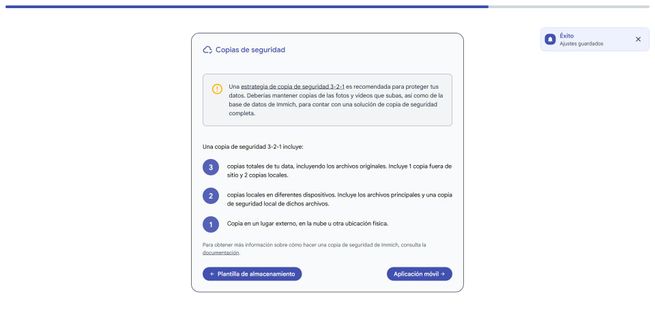 Cuadro informativo sobre la estrategia de copias de seguridad 3-2-1 en la interfaz de Immich.