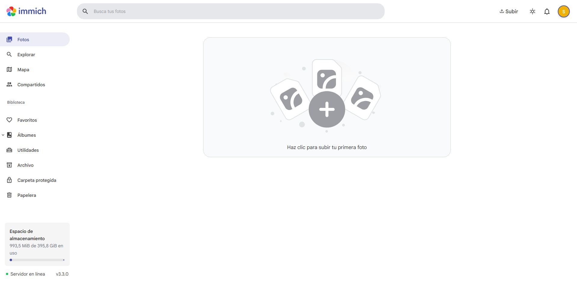 Interfaz de la aplicación Immich mostrando la pantalla principal de fotos vacía con un botón para subir archivos.