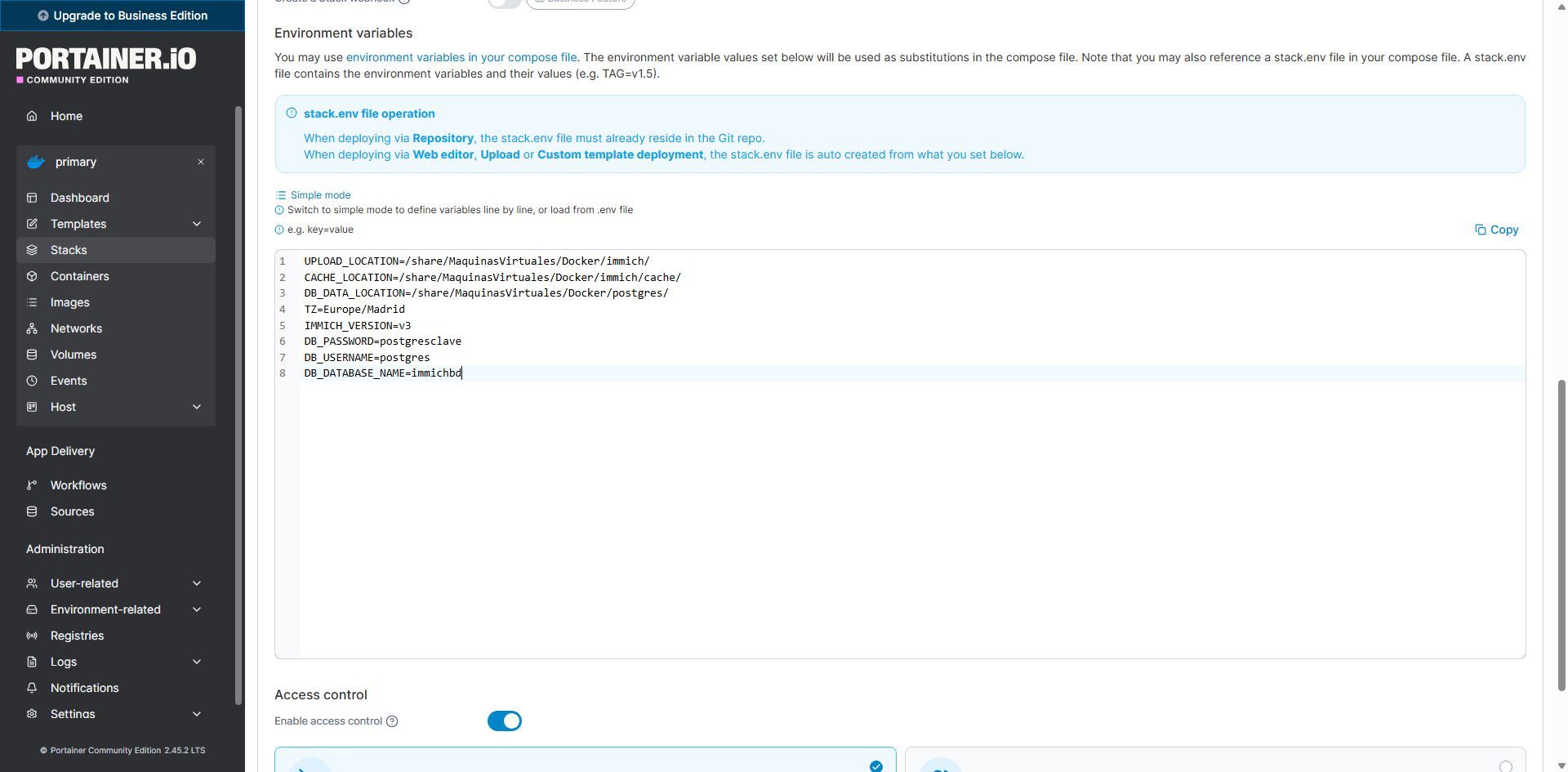 Interfaz de Portainer.io mostrando el formulario de variables de entorno para la configuración de Immich.