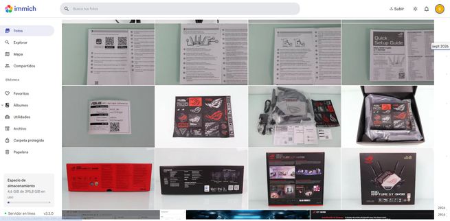 Cuadrícula de fotos en la interfaz de usuario de Immich que muestra imágenes de manuales y cajas de productos tecnológicos.