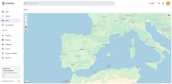Sección de mapa en la interfaz de Immich mostrando el sur de Europa y el norte de África.