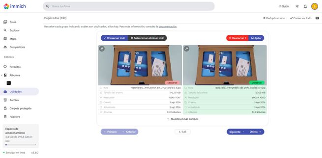 Comparativa de archivos duplicados en la interfaz de Immich con metadatos técnicos y opciones de descarte.