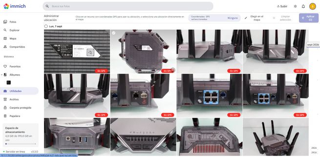 Cuadrícula de fotos en la interfaz de Immich mostrando imágenes de un router con etiquetas de tamaño de archivo.