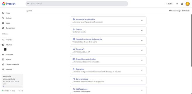 Panel de ajustes del usuario en la interfaz web de Immich con opciones de configuración de cuenta y aplicación.