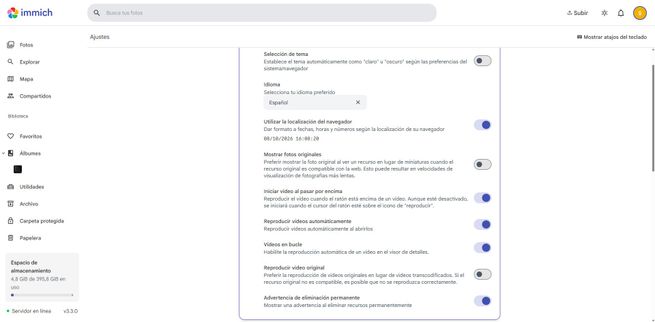 Interfaz de ajustes de Immich en español con opciones de idioma, zona horaria y reproducción de vídeo.