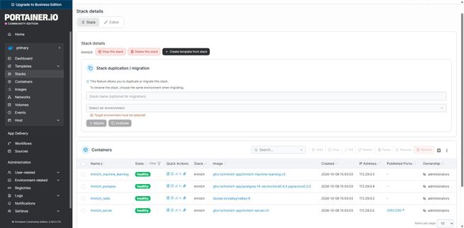 Listado de contenedores activos de Immich en el panel de control de Portainer.