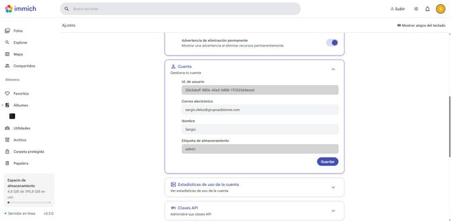 Detalle de la sección de cuenta en los ajustes de Immich con campos para ID de usuario, correo y nombre.
