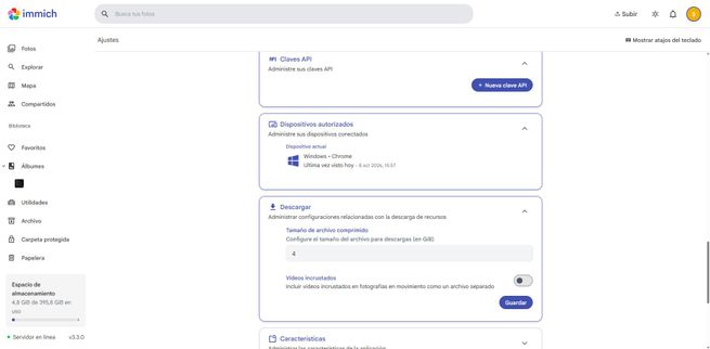 Secciones de Claves API, Dispositivos conectados y Descargas en el panel de configuración de Immich.