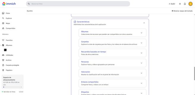 Menú de características en los ajustes de Immich con opciones de Álbumes, Caras y Recuerdos.