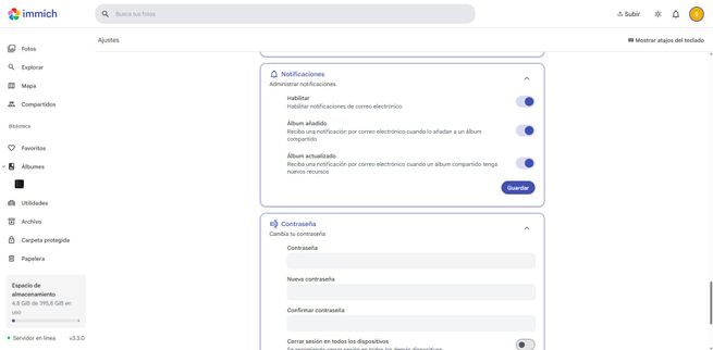 Interfaz de Immich con los paneles de configuración de notificaciones y cambio de contraseña.
