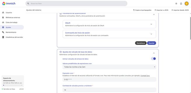 Panel de administración de Immich con opciones de configuración para el almacenamiento y la base de datos.