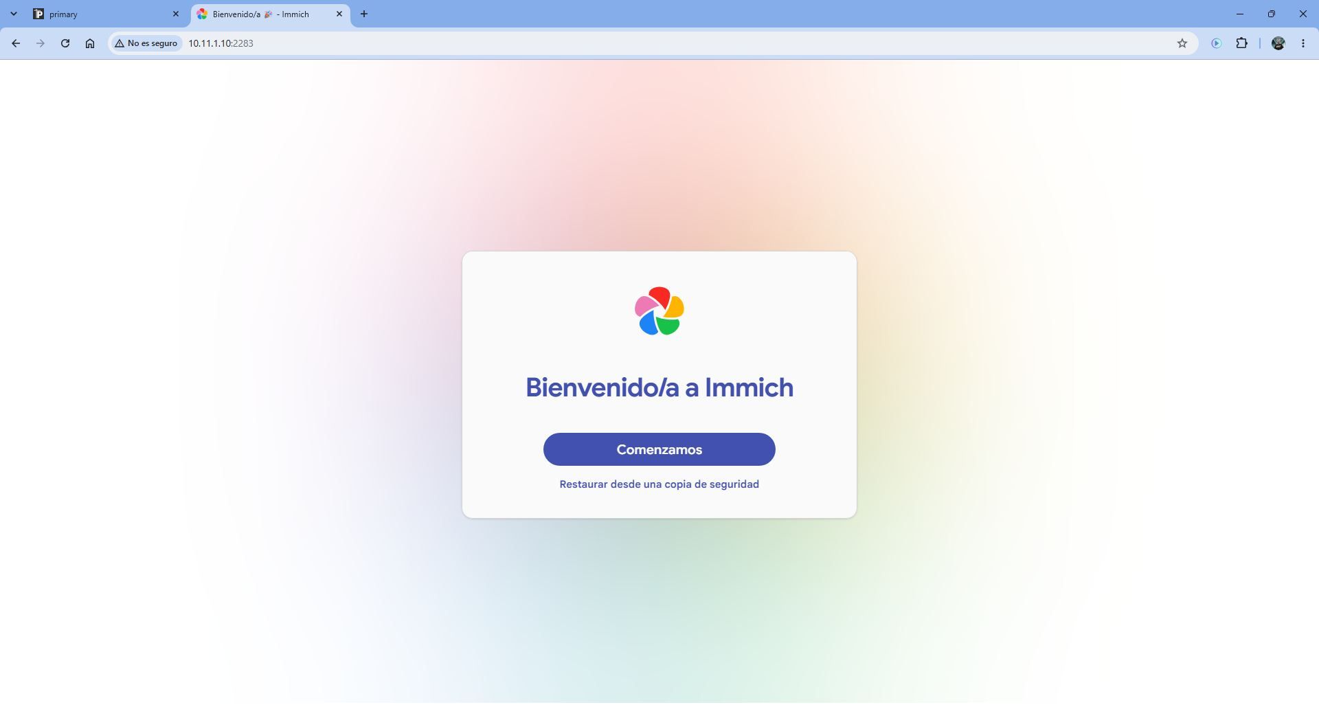Pantalla de bienvenida de Immich en un navegador web con el botón para comenzar la configuración.