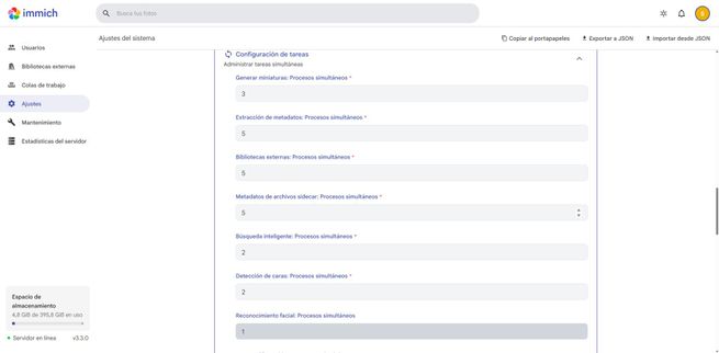 Interfaz de Immich mostrando los campos para la configuración de procesos simultáneos en los ajustes del sistema.