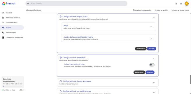 Menú de configuración de mapas y metadatos en la interfaz de administración de Immich.