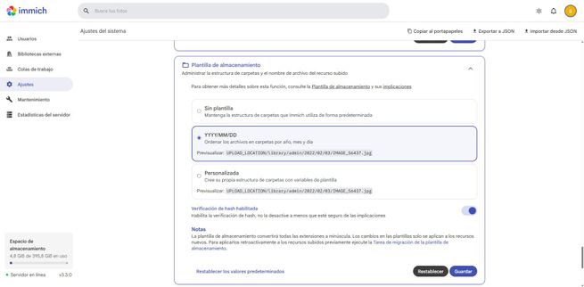 Interfaz de Immich mostrando la configuración de la plantilla de almacenamiento y rutas de archivos.