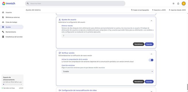 Opciones de configuración de ajustes de usuario y verificación de versiones en Immich.