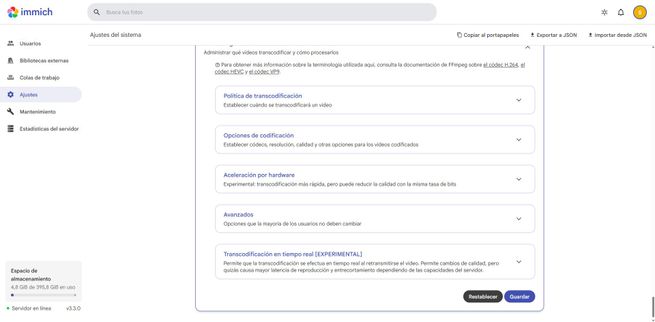 Sección de ajustes de transcodificación y aceleración por hardware en el panel de Immich.