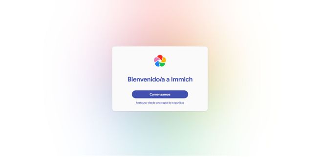 Pantalla de bienvenida del software Immich con botón de inicio.