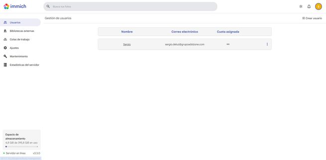 Panel de administración de Immich mostrando la lista de gestión de usuarios en la interfaz web.