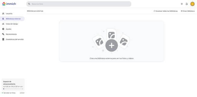 Sección de bibliotecas externas en la interfaz web de Immich con un botón central para añadir nuevos archivos.