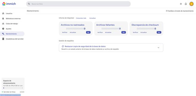 Menú de Mantenimiento en la interfaz de Immich con opciones de verificación de archivos y copias de seguridad.