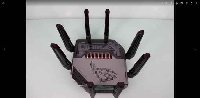 Router inalámbrico con ocho antenas externas y el logotipo de Republic of Gamers en la parte superior.