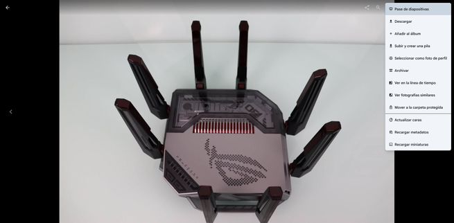 Interfaz de Immich con un menú desplegable de opciones sobre una fotografía de un router ROG.
