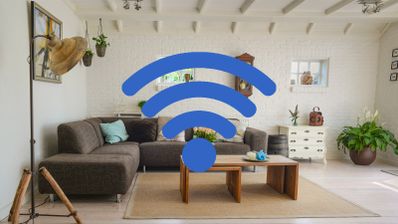 Icono de señal inalámbrica azul superpuesto sobre el salón de una vivienda con sofás y muebles de madera.