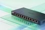 Switch de red QNAP QSW-2000 con diez puertos Ethernet frontales sobre una superficie de cristal.