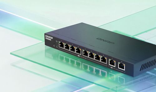 Switch de red QNAP QSW-2000 con diez puertos Ethernet frontales sobre una superficie de cristal.