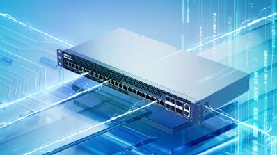 Switch de red QNAP QSW-M7230P-2X4F24T con múltiples puertos Ethernet y SFP+ sobre un fondo azul con efectos de luz que simulan flujo de datos.