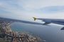 Vista aérea desde la ventanilla de un avión de Vueling sobrevolando la costa de Palma de Mallorca.